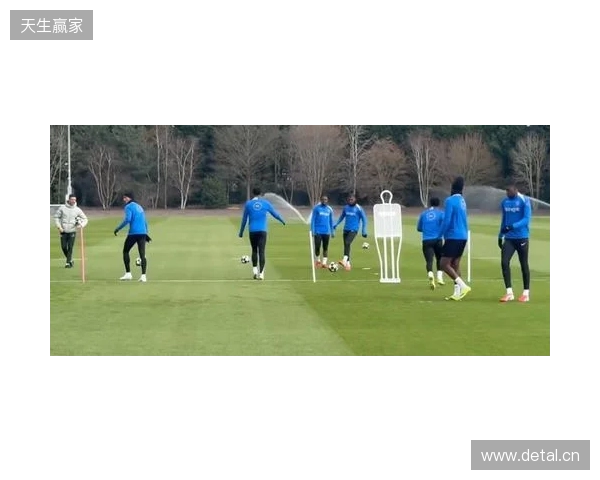 跟队：埃斯特旺参加了切尔西的公开训练，里斯、约恩森缺席